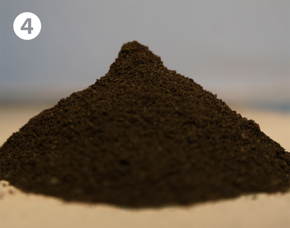１年半ほどの乾燥、微細加工を経て原料の海洋性腐植土ができあがる。